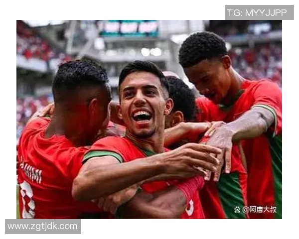 球星因争议判罚爆发激烈冲突 足球场上演惊心动魄的对决