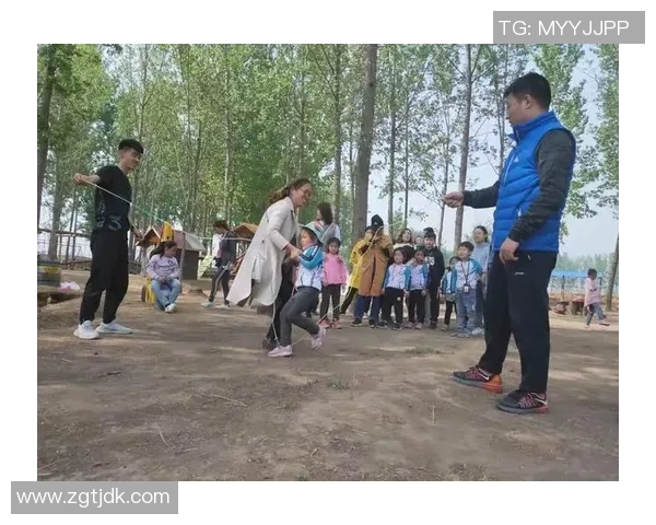 周末陪孩子踢足球放松心情，亲子时光尽享快乐与成长